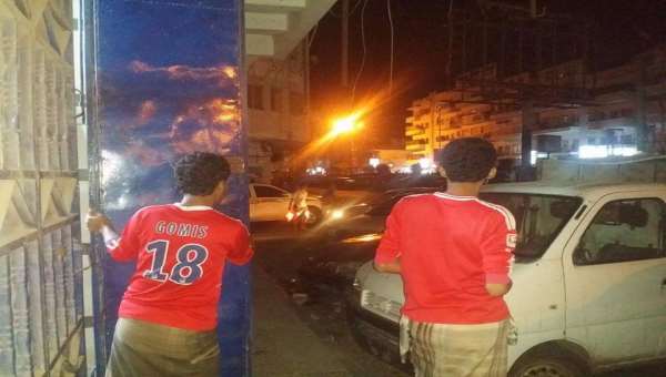 عدن .. خبراء المتفجرات يعاينون سيارة مشبوهة في الشارع الرئيسي بالمعلا 