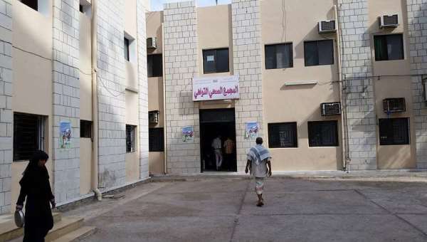 منظمة كويتية تقدم اجهزة طبية لمجمع التواهي الصحي 