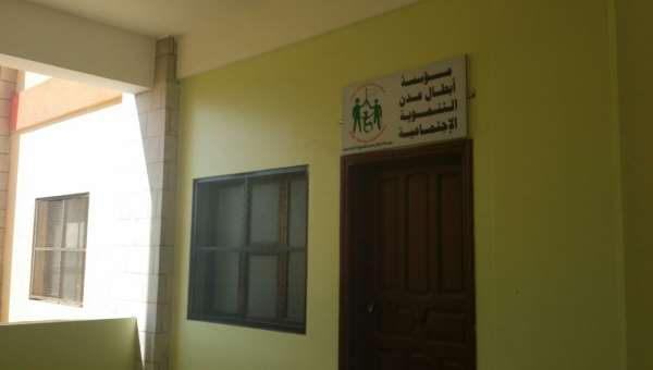  مدارس في عدن تمنح فصول مقرا لمؤسسة مجتمعية .. واسوارها محلات تجارية