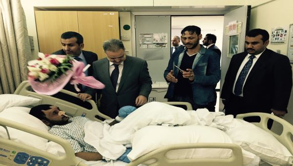  نائب رئيس الوزراء وزير الخارجية يزور الجرحى اليمنيين في الامارات 