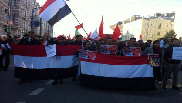  يمنيون و روس يتظاهرون في موسكو تضامنا مع تعز 