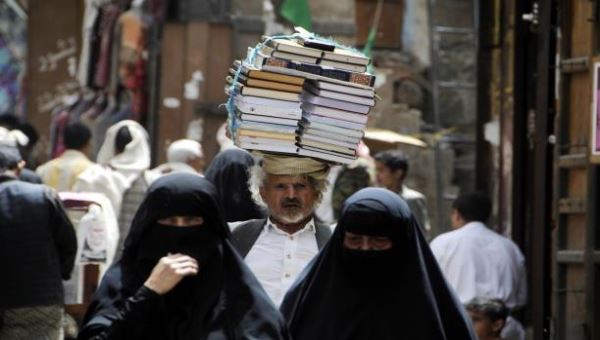 الكتب المدرسيّة.. تباع في سوق اليمن السوداء