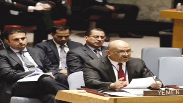 دبلوماسي يمني ينتقد تصريحات كيري بشأن قرارات هادي الأخيرة