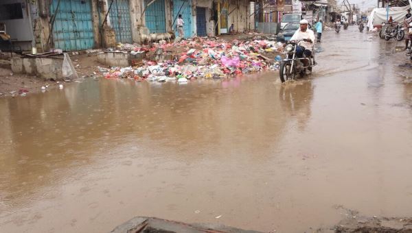 شوارع الحوطة تغرق بمياه الامطار والصرف الصحي