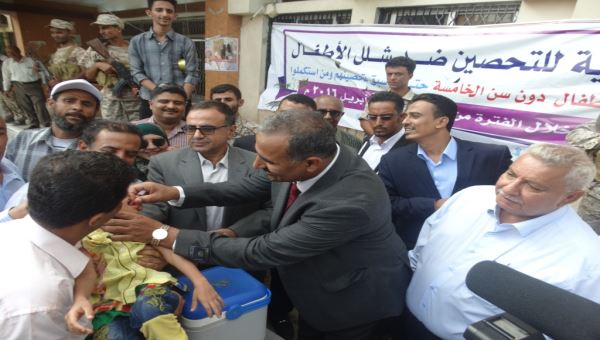 المحافظ الزبيدي يدشن حملة تحصين ضد شلل الاطفال بعدن