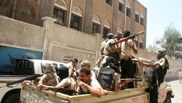 مليشيات الحوثي تصادر رواتب مئات الجنود والضباط بتعز