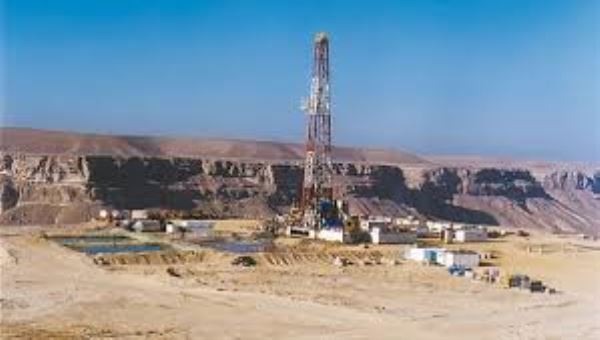 مليشيات الحوثي تعبث بأرصدة الشركات النفطية وتحرم الموظفين الجنوبيين مرتباتهم