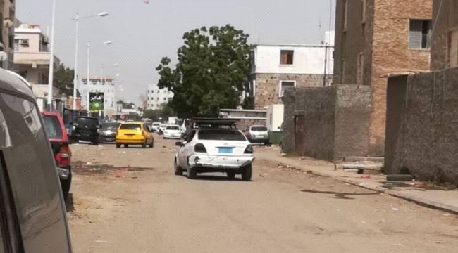 مواطنون غاضبون يقطعون طريقا رئيسا في عدن احتجاجا على انعدام مادة البنزين