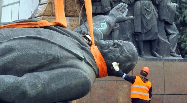 هدم آخر نصب تذكاري للزعيم السوفيتي #"لينين" على نفقة منشأة صناعية 