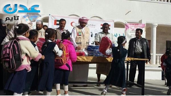 الهلال الأحمر الإماراتي يوزع 10 ألف حقيبة مدرسية في المهرة