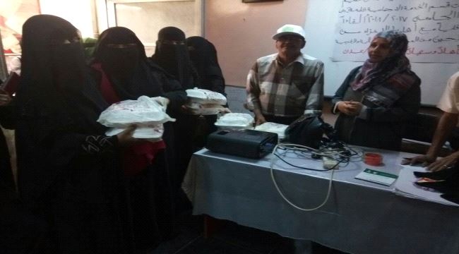 طالبات قسم الخدمة الاجتماعية بكلية الآداب بجامعة عدن يتبرعن بوجبات غذائية لثلاثين نازحة