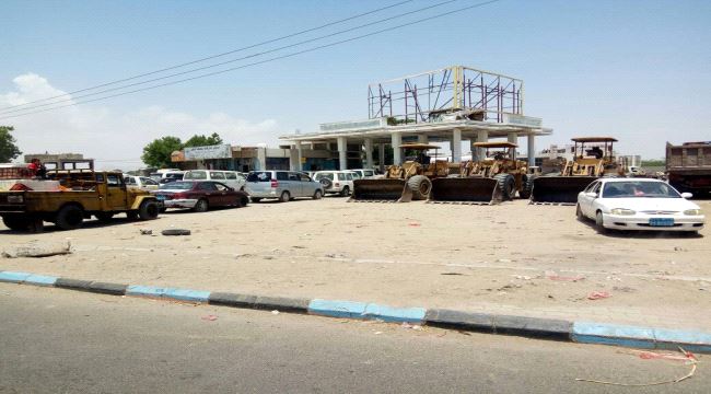 بعد اسابيع من التوقف ..تموين محطات وقود شركة النفط والقطاع الخاص في العاصمة عدن