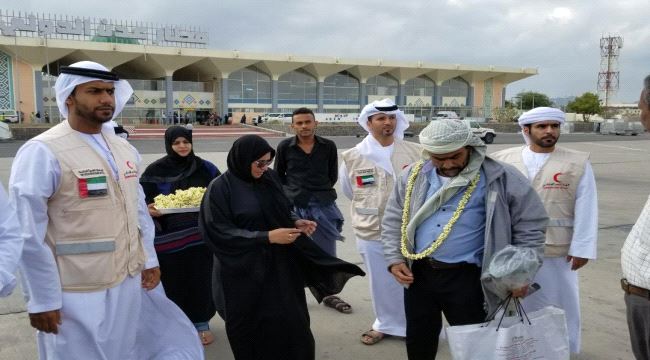 الهلال الأحمر الإماراتي يستقبل الجرحى العائدين إلى مطار عدن بحفاوة كبيرة