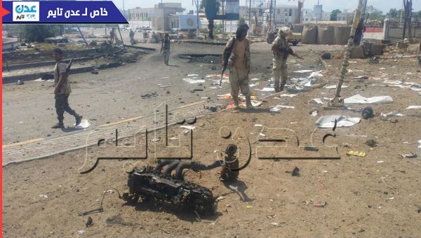 صور حصرية لتفجير سيارة مفخخة قرب مطار عدن الدولي