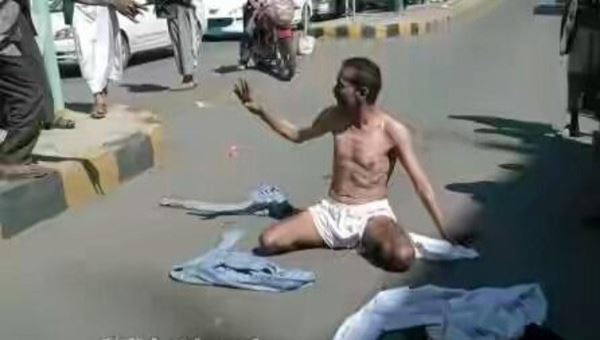 جندي يمني يتعرى احتجاجاً على ضرب الحوثيين له في مقر عمله