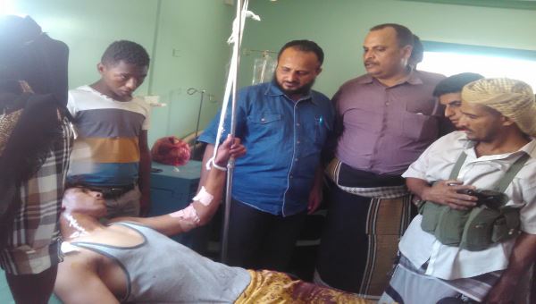 مدير البريقة بعدن يزور الجرحى الذين اصيبوا في تفجير معسكر راس عباس