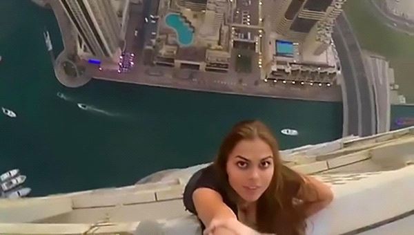 شاهد أخطر "سيلفي" لروسية متدلية من برج في #دبي .. ( صور )