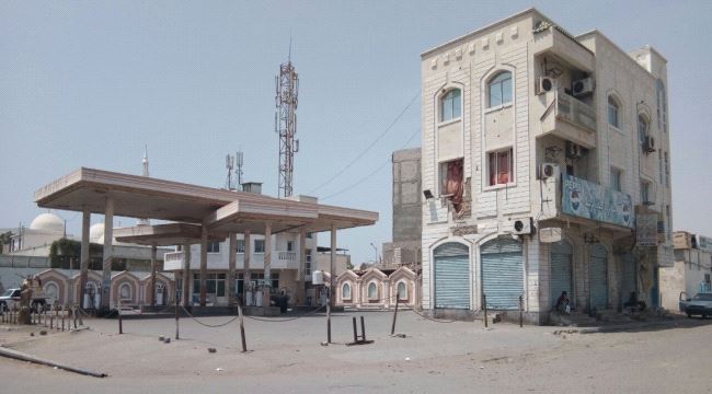 عدن: تاجر يواصل إغلاق محطات الوقود الحكومية للشهر الثاني