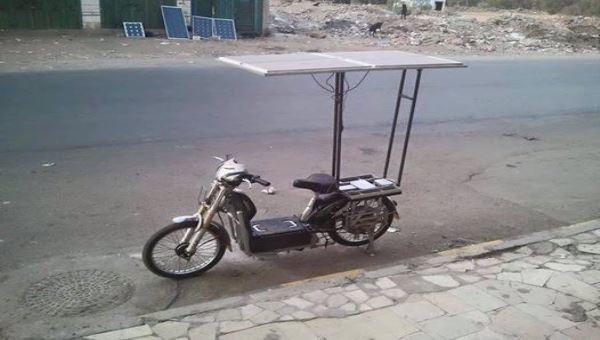 يمني يخترع دراجة تعمل بالطاقة الشمسية ( صورة)