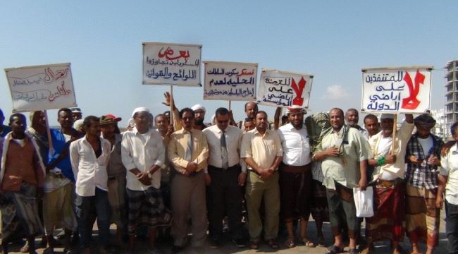 مسؤول بالسلطة المحلية يشارك في وقفة احتجاجية للتنديد بالبسط على اراضي الملح