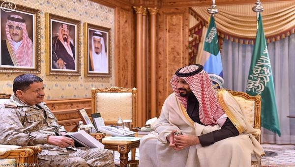 وزير الدفاع السعودي ورئيس هيئة الأركان يناقشان التطورات الميدانية