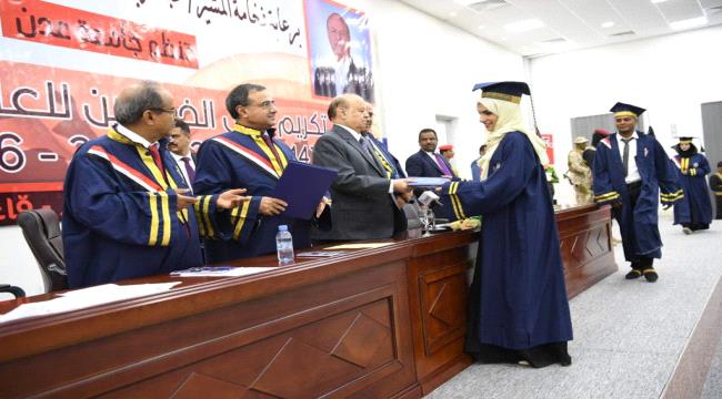 صور- #الـرئيس_هادي يكرم أوائل جامعة عدن ويؤكد الاهتمام بالبحث العلمي