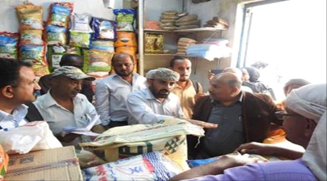  محلي الشيخ عثمان يلزم التجار بتعليق قائمة بأسعار المواد الغذائية 