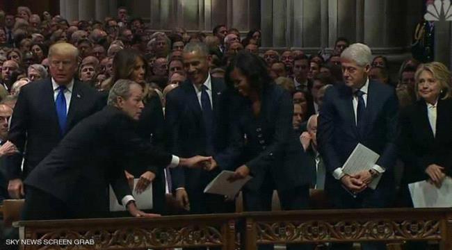 خلال جنازة والده.. بوش يكرر فعلته مع ميشيل أوباما
