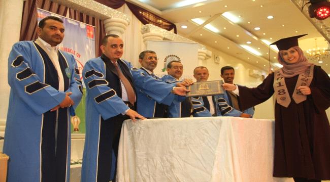 جامعة العلوم والتكنولوجيا ب#صنـعاء تحتفي بتخرج الدفعة الـ ١٨  من طالبات الطب البشري