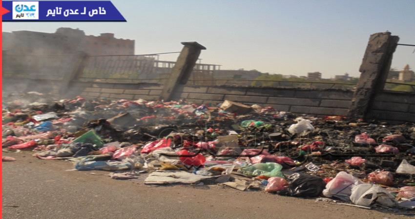 مسؤول حكومي يحذر من كارثة بيئية محتملة في عدن ويدعو "النفط" سرعة إنقاذ المدينة