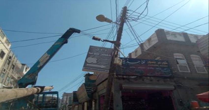 عدن: استبدال عمود كهرباء كان يتهدد منطقة الهاشمي 