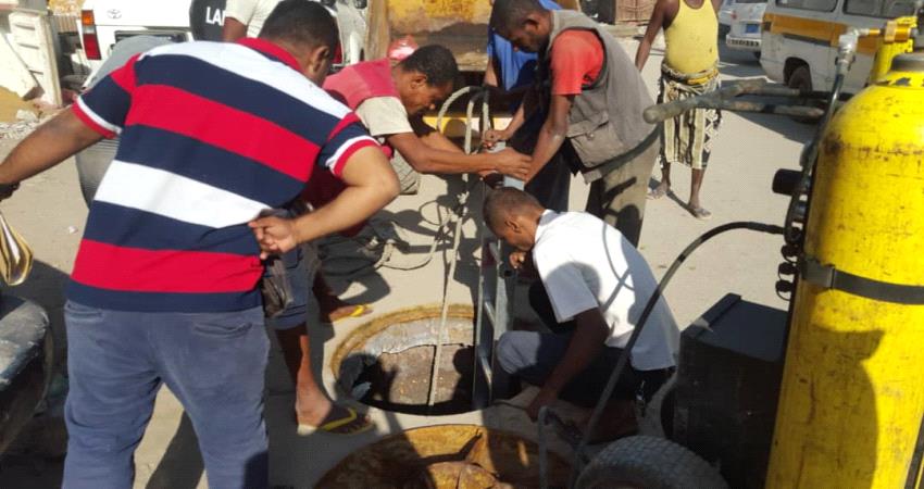 عمال النظافة يستمرون في تنظيف شبكة مياه الصرف في الشيخ عثمان 