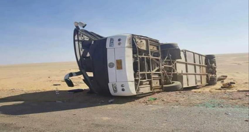 حادث مرور بصحراء العبر يودي بحياة 6 مسافرين وإصابة 37آخر تقلهم حافلة نقل جماعي