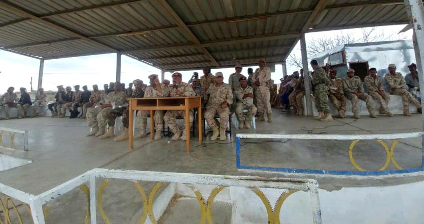 قائد المنطقة العسكرية الرابعة من داخل معسكر العند: اوشكنا على الخلاص النهائي والانتهاء من الانقلاب