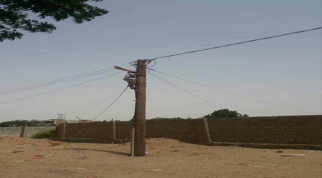 صور.. " عدن تايم" ترصد حملة إزالة الربط العشوائي للكهرباء