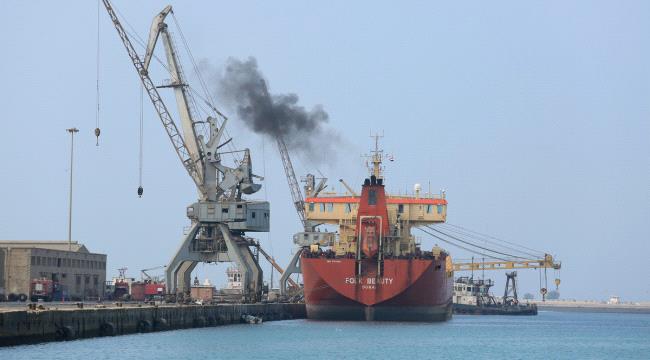 التحالف يمنح 17 تصريحاً لدخول سفن و#الحـوثيون يعرقلون سفينة وقود