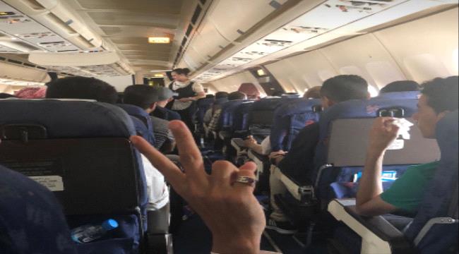 فوضى داخل طائرة اليمنية بمطار عدن بسبب صعود ركاب يفوقون عدد مقاعد الطائرة (صورة)