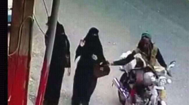 بالفيديو والصور.. لحظة القبض على لص خطف حقيبة سيدة في #صنـعاء