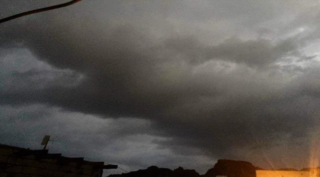 يحدث الآن : أمطار غزيرة في عدد من مديريات محافظة عدن