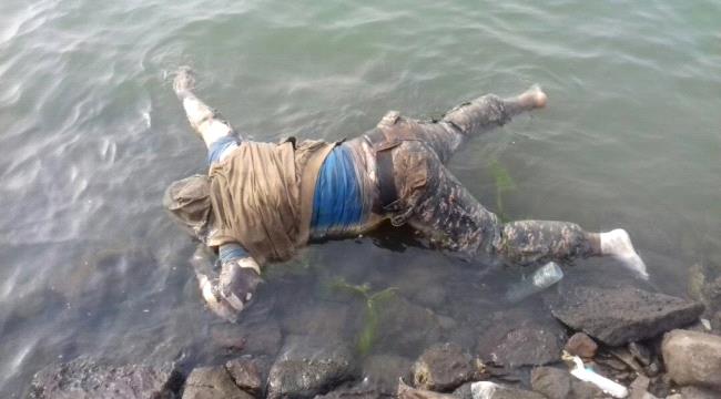 صورة- انتشال جثة بملابس عسكرية قذفها البحر في عدن