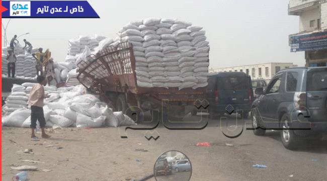 صور.. إصابة مواطن بسبب اهمال شاحنة نقل في عدن