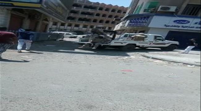 قوة أمنية تداهم سوق لبيع السلاح في الشيخ عثمان بعدن