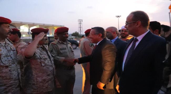 بن دغر وعدد من وزراء حكومته يصلون مطار عدن