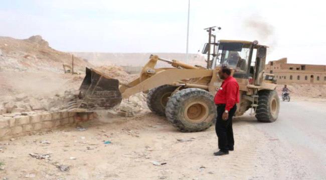 إزالة البناء العشوائي في طريق "قتبه" بتريم 