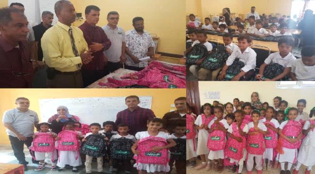 "السنابل" يواصل توزيع الحقائب المدرسية في مديريات عدن 