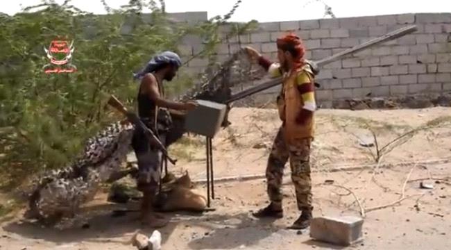 شاهد بالفيديو.. ألوية العمالقة تكشف عن أسلحة تمويه تستخدمها مليشيات #الحـوثي في الحديدة