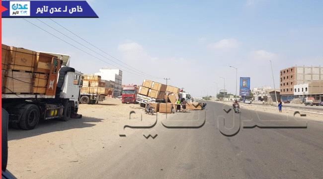 صور- انقلاب قاطرة تقل حمولة اخشاب زائدة في عدن