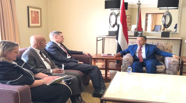أول لقاء يجمع بن دغر عقب إقالته بالسفير الامريكي لدى اليمن