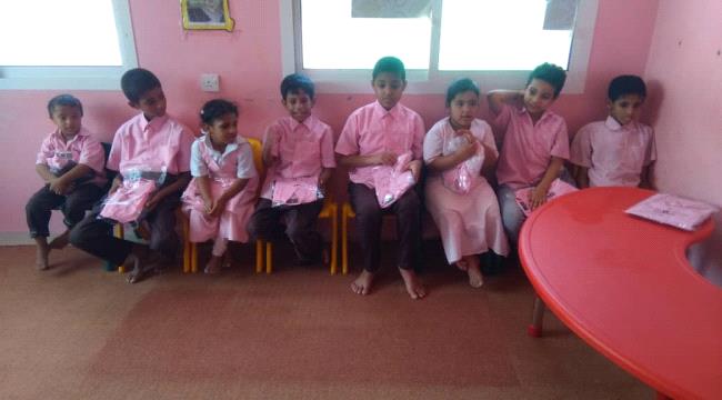 توزيع الزي المدرسي للأطفال الملتحقين بمركز التوحد بالشحر 