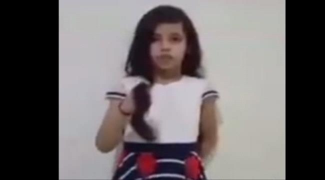 شاهد بالفيديو.. طفلة يمنية تقص شعرها أمام الجميع.. لهذا السبب